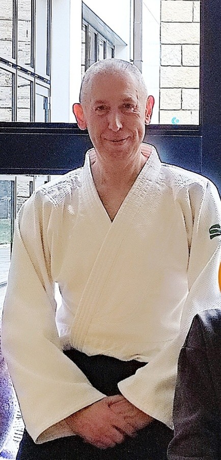 指導者： マイケル・ルイス