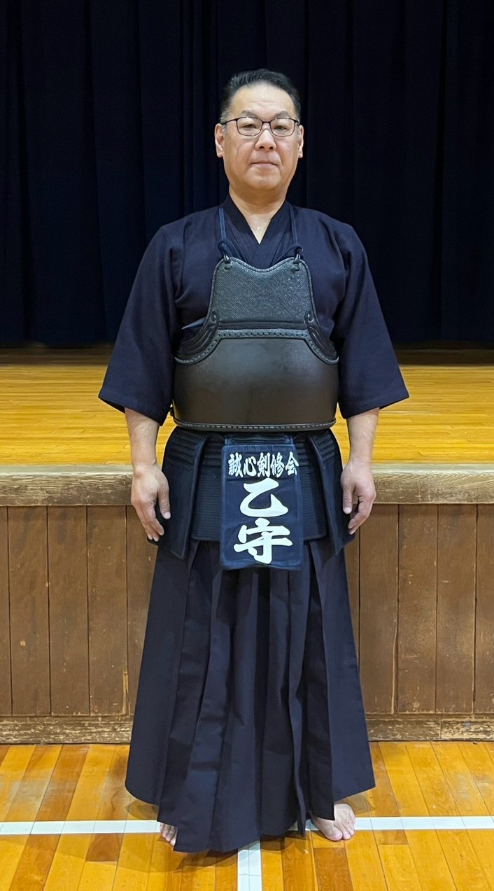 乙守　恭介